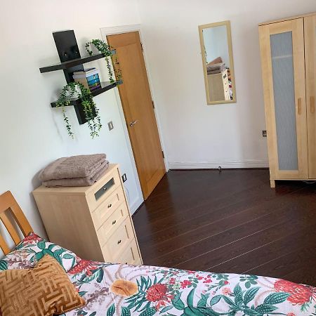 Room In Stratford With Private Bathroom And Parking Лондон Екстер'єр фото