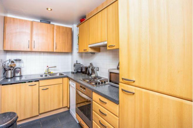 Room In Stratford With Private Bathroom And Parking Лондон Екстер'єр фото